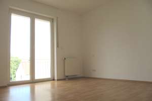BIETERVERFAHREN: Barrierefreie und helle 2 Zi- Wohnung mit 2 Balkonen und Tiefgaragenplatz – 60528 Niederrad, Frankfurt am Main – Vorschaubild 3