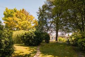 In Privatstraße am Feldrand - Design-Bungalow mit großem Traumgarten!