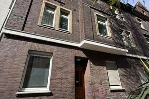 Schöne 2,5 Zimmer Wohnung mit Balkon und Garten