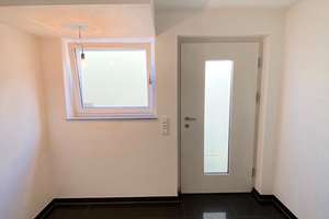 Moderne 2-Zimmer-Einliegerwohnung mit Einbauküche & separatem Eingang – Am Eglenbach 21, 73035 Göppingen – Vorschaubild 7