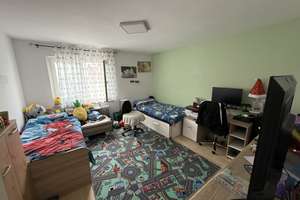 Gepflegtes Dreifamilienhaus mit 2 Garagen und großem Grundstück in  Regensburg Schwabelweis – Die vollständige Adresse der Immobilie erhältst du vom Anbieter., 93055 Schwabelweis, Regensburg – Vorschaubild 6