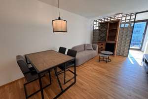 Preisgekrönte, komplett möblierte Luxuswohnung mit drei Schlafzimmern sucht ihre ersten Mieter