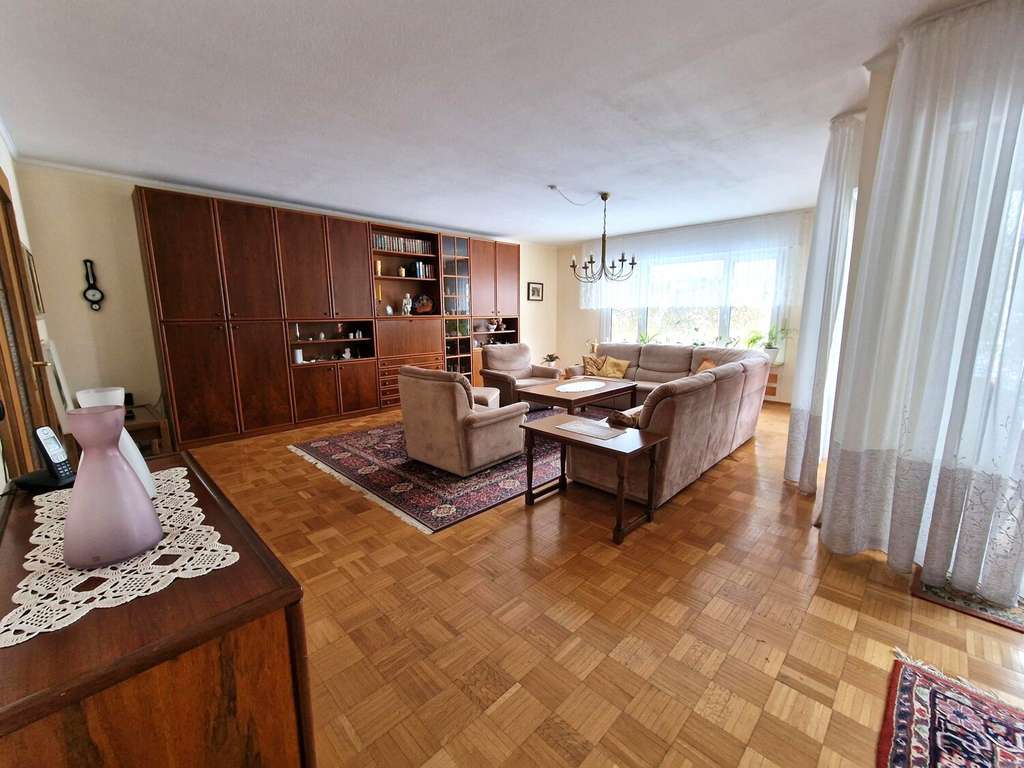 Immobilie in Oberkotzau - Lichtdurchflutetes Einfamilienhaus mit großem Garten und viel Platz für die ganze Familie - Bild 1