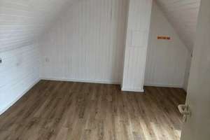 Teilmodernisierte 3-Zimmer-Maisonette-Dachgeschoßwohnung mit Balkon in Köln-Buchheim – Die vollständige Adresse der Immobilie erhältst du vom Anbieter., 51065 Buchheim, Köln – Vorschaubild 11