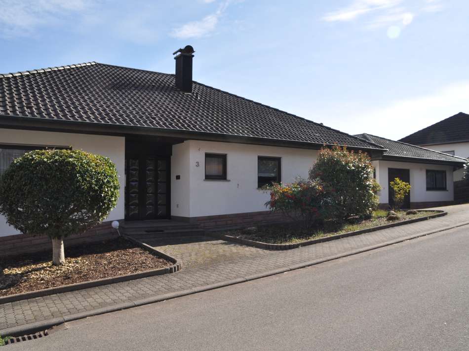 Wohngebäude und Nebengebäude