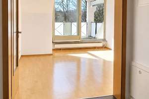 Helle Dachgeschosswohnung mit Süd-Terrasse & Blick ins Grüne – Erlbachstraße 9 - 9b, 81249 Lochhausen, München – Vorschaubild 2