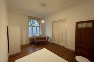 Herrliche Altbauwohnung: große Wohnküche, Original-Dielenböden, hohe Decken, top saniertes Bad – Adolfstr. 7, 53111 Nordstadt, Bonn – Vorschaubild 2