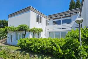 Großzügiges Ein- bis Zweifamilienhaus mit Panoramablick und umfangreichen Modernisierungen