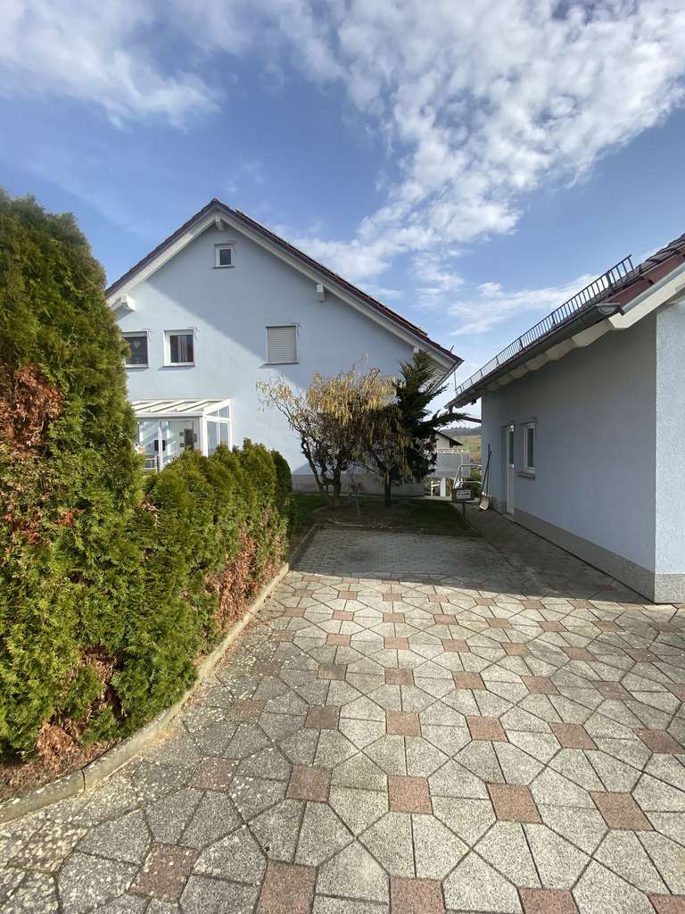 Immobilie in Großrinderfeld - Wunderschönes 2-Familienhaus mit Garten, Balkon und Doppelgarage - Bild 1