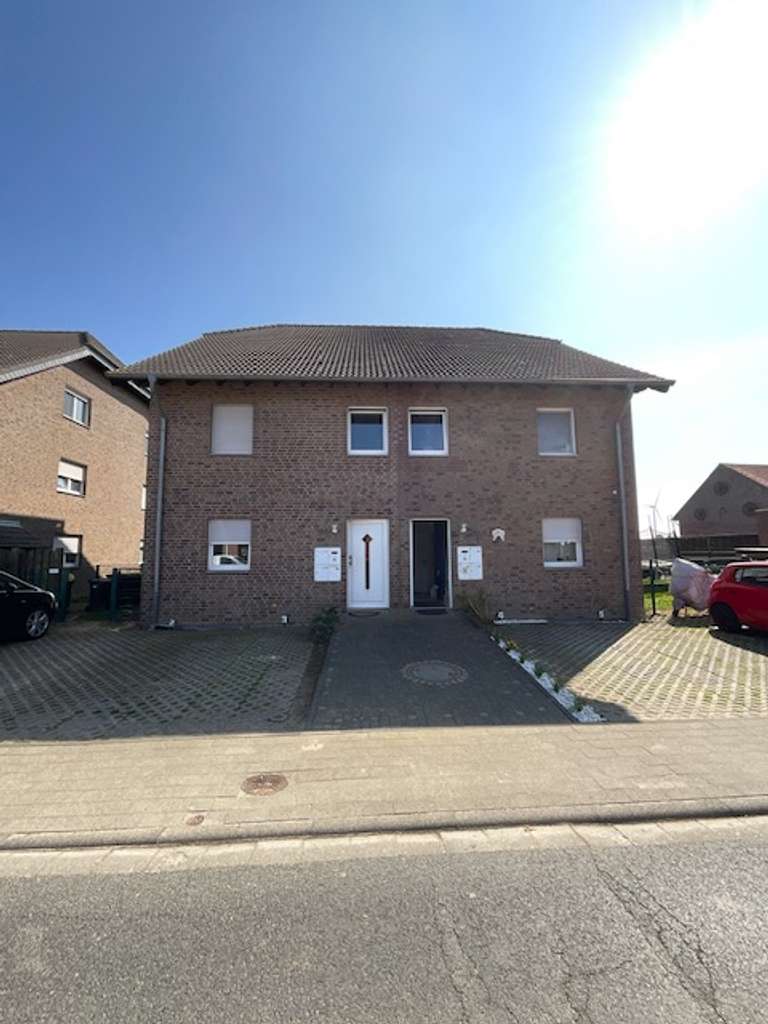 Schönes Mehrfamilienhaus mit 3 Wohneinheiten in Heinsberg-Laffeld