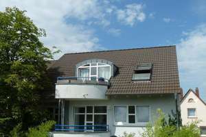 Büttelborn: Moderne, helle 2-Zimmer-Dachgeschosswohnung mit West-Balkon