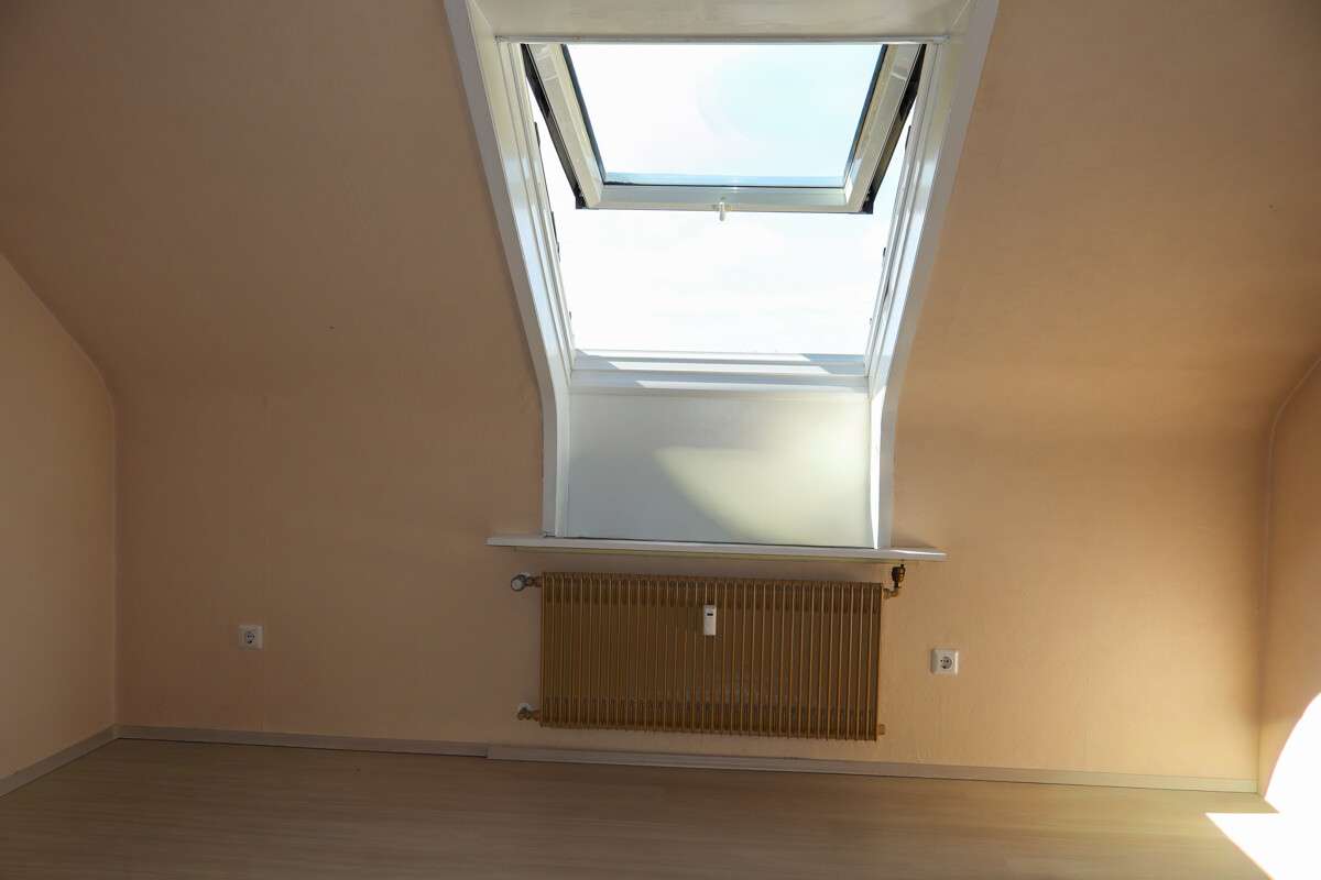 Immobilie in Altrip - Freie 3 ZKB Dachgeschoss mit Klimaanlage sucht neuen Eigentümer/in, Auch als Anlage attraktiv - Bild 0