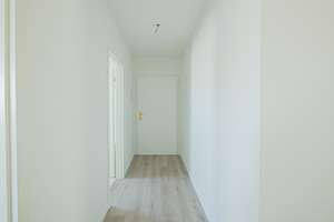 Helle Dachwohnung im Altbau - frisch renoviert, Tageslichtbad, schickes Laminat/Vinyl - bezugsfertig – Oederaner Straße 14, 1159 Löbtau-Nord, Dresden – Vorschaubild 2