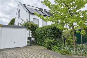 Moderne DHH mit Garten und eigener Solaranlage mit Blick ins Grüne