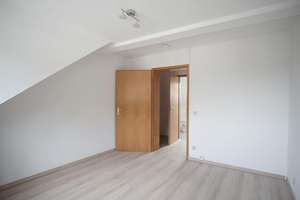 ~  Tolle Dachgeschosswohnung mit neuem Bad + Laminat + ruhig aber zentral ~ – Niebuhrstraße 78, 47138 Obermeiderich, Duisburg – Vorschaubild 4