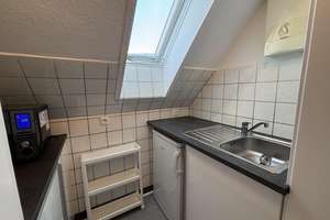 Dachgeschosswohnung löffelfertig 1ZiKüDB mit Einbauküche, voll möbliert – Mühlenbroicher Weg 143, 40472 Rath, Düsseldorf – Vorschaubild 11