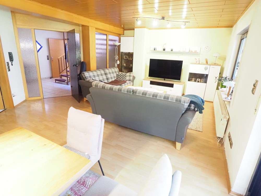 Immobilie in Dierdorf - Einfamilienhaus mit separatem Apartment und großem Nebengebäude - Bild 1