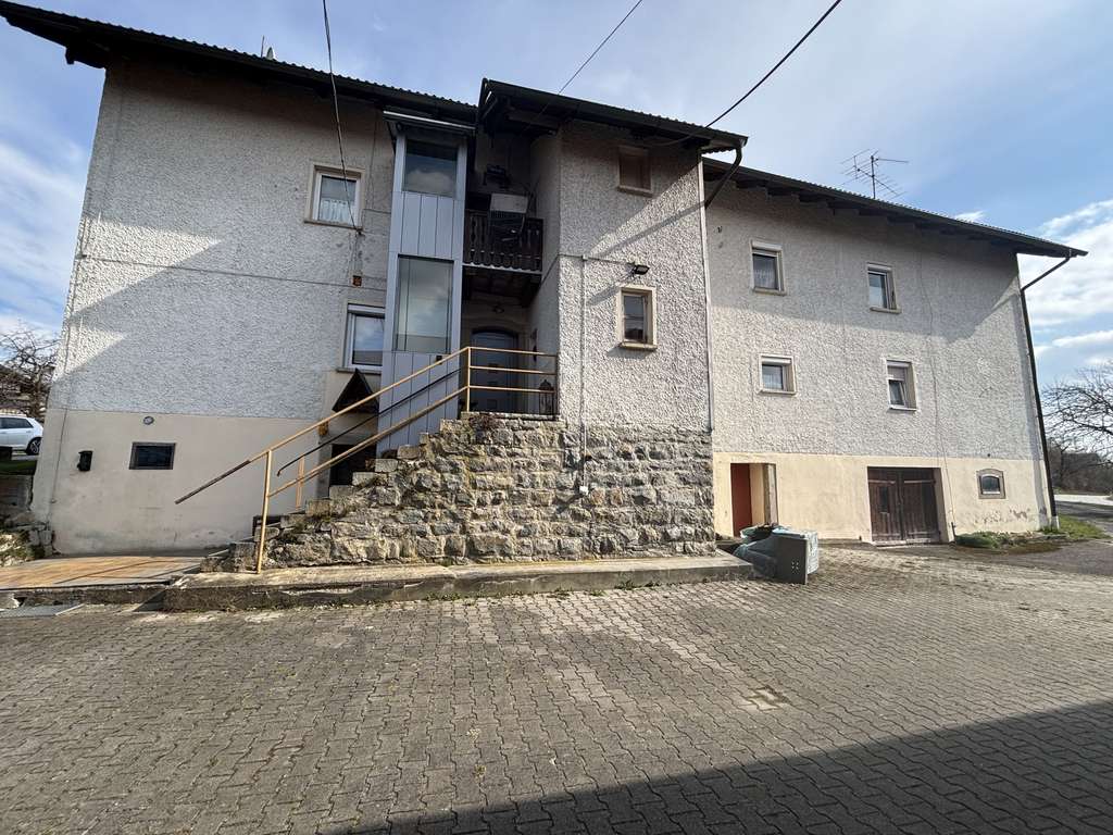 Immobilie in Büchlberg - Großzügiges Wohnhaus mit 5 Wohneinheiten, Nebengebäuden und PV-Anlagen auf ca. 4.087 m²  - Bild 0