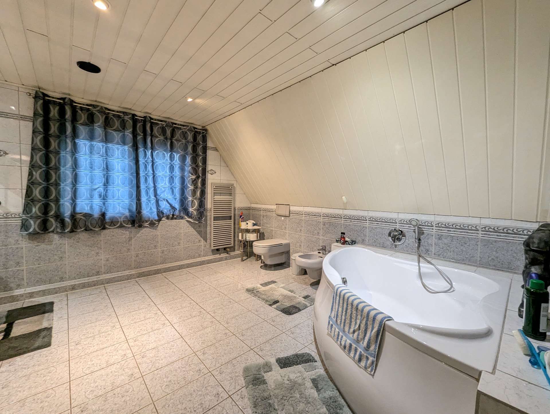 Immobilie in Voerde (Niederrhein) - Teil Vermietetes Mehrfamilienhaus in Voerde - Bild 1