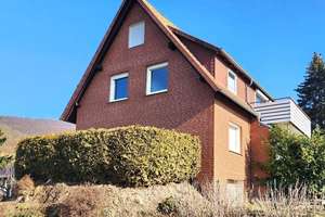 Großzügiges Zweifamilienhaus, in gutem Zustand und mit fabelhaftem Ausblick – Die vollständige Adresse der Immobilie erhältst du vom Anbieter., 31737 Rinteln – Vorschaubild 1