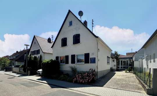 Einfamilienhaus und Praxisgebäude mit ca. 250 m² Wohn-und Nutzfläche
