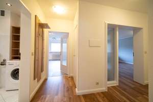 Stillvolle, moderne, möblierte 2 Zi Whg mit TG und EBK – Kärntner Str. 00, 65203 Biebrich, Wiesbaden – Vorschaubild 1