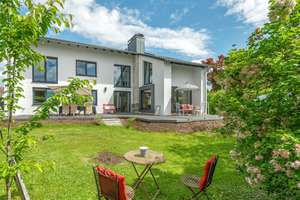 Klassik trifft Moderne! Sanierte Villa mit großem Grundstück in ausgesuchter Lage. – Die vollständige Adresse der Immobilie erhältst du vom Anbieter., 84307 Eggenfelden – Vorschaubild 1