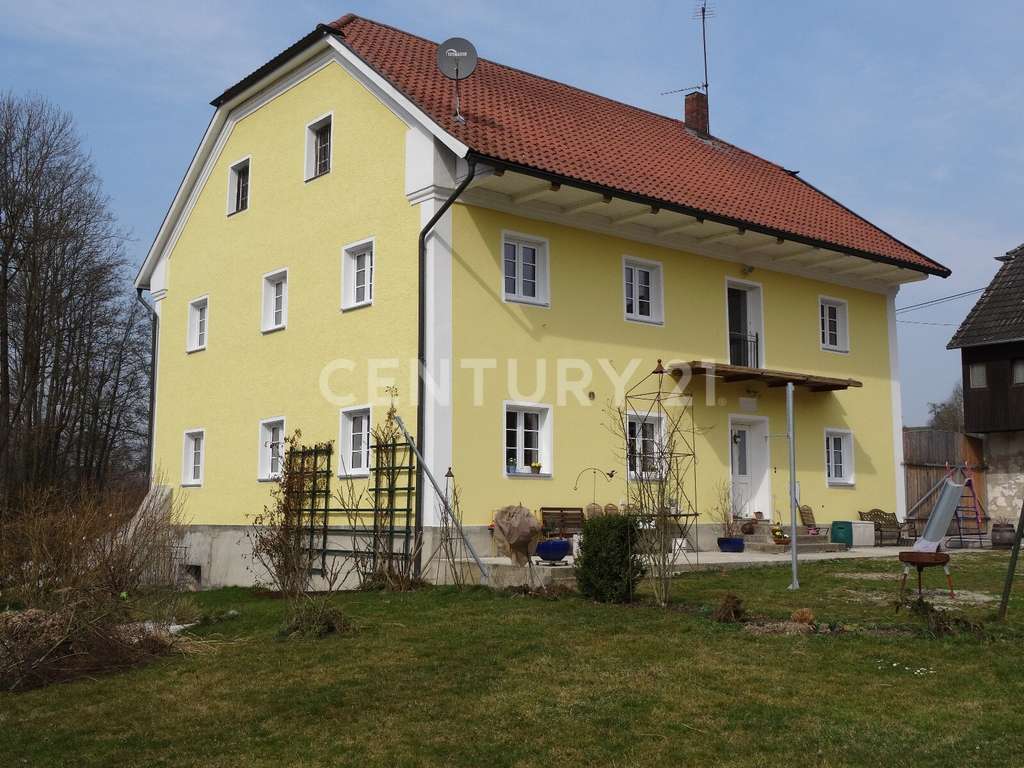 Immobilie in Fürstenzell - Wohnen und Gewerbe XXL: Hofstelle mit saniertem Bauernhaus und großer Halle in Alleinlage! - Bild 2