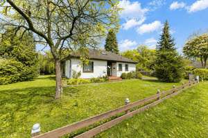 Ihr Projekt im Grünen: Lichtdurchfluteter Bungalow mit 940 m² Gartenidylle und Raum zur Entfaltung – Die vollständige Adresse der Immobilie erhältst du vom Anbieter., 22949 Ammersbek – Vorschaubild 1