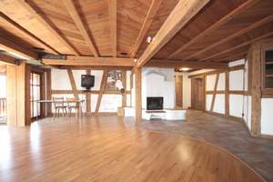 Holz, Wärme, Wohlgefühl – Aussergewöhnliche 4-Zimmer-Wohnung mit Kachelofen und zwei Balkonen