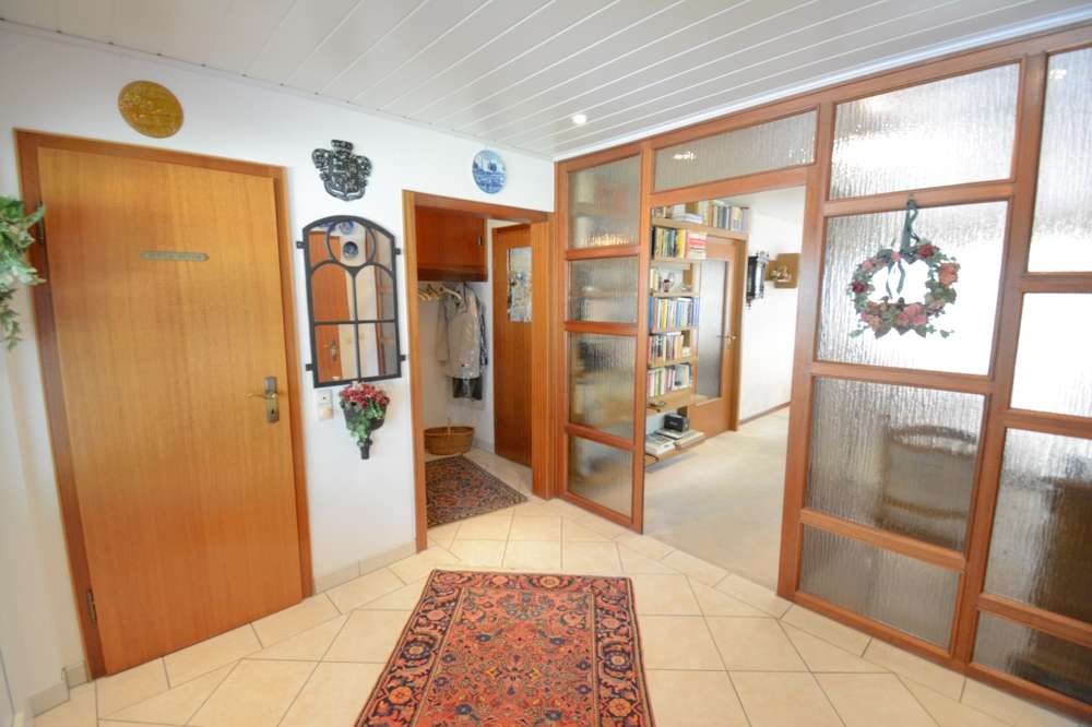 Immobilie in Weddingstedt - Großzügiger Winkelbungalow in ruhiger Wohnlage mit Ausbaureserve und gepflegtem Garten - Bild 0