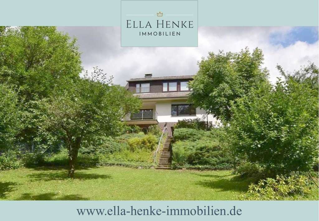 Traumhaftes Grundstück: Großes Einfamilienhaus mit Einliegerwohnung, Keller + Garage.