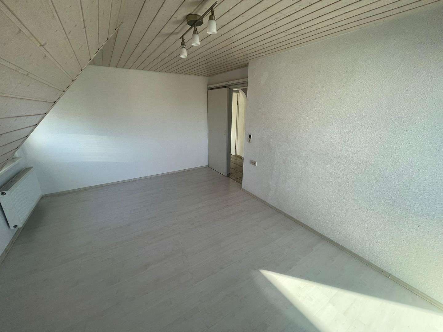 Immobilie in Korntal-Münchingen - Lichtdurchflutetet 3 Zi.-Whg. mit Sonnenbalkon, Gartenanteil und Tageslichtbad im Dreifamilienhaus - Bild 0