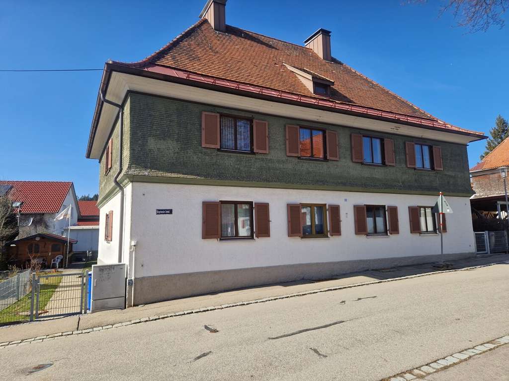 Immobilie in Lindenberg im Allgäu - Renovieren und Miete kassieren!
Mehrfamilienwohnhaus in Lindenberg - Bild 1