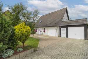Viel Platz und Potential: Paket aus 2 Einfamilienhäusern mit Garten und Garage in Stralsund – Stralsund – Vorschaubild 1