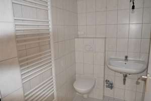 MZ-Kastel: Helle 2-Zimmer-Wohnung; modernes Wannenbad; Laminatboden; kleiner Balkon; Garage möglich – Die vollständige Adresse der Immobilie erhältst du vom Anbieter., 55252 Mainz-Kastel, Wiesbaden – Vorschaubild 8