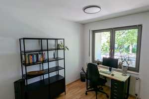 Helle 2-Zimmer-Wohnung mit Loggia, großem Kellerraum und Tiefgaragenstellplatz in zentraler Lage – Bielefeld – Vorschaubild 2