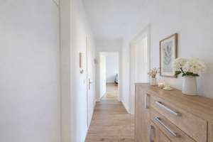 Main & Park vor der Tür: Sanierte 2-Zimmer-Wohnung mit Balkon & TG