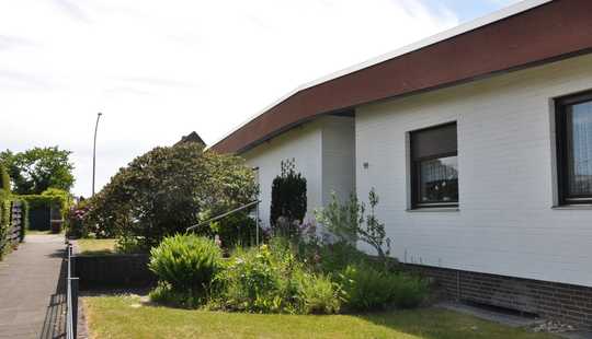 Bild von Architektenbungalow als EFH (frei) zzgl. sep. Arztpraxis (vermietet) im Paket