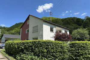 Freistehendes Zweifamilienhaus in idyllischer Ortsrandlage mit viel Potenzial – Die vollständige Adresse der Immobilie erhältst du vom Anbieter., 73252 Lenningen – Vorschaubild 1