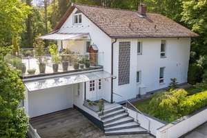 Ein besonderes Zuhause im Grünen: Großzügiges Zweifamilienhaus mit Platz für Generationen – Die vollständige Adresse der Immobilie erhältst du vom Anbieter., 81927 Englschalking, München – Vorschaubild 1