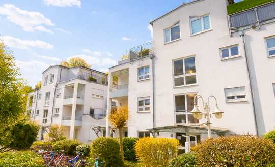 Lichtdurchflutetes Wohnjuwel: 2-Zimmer-Wohnung mit 2 Balkonen, Aufzug & Duplex-Stellplatz