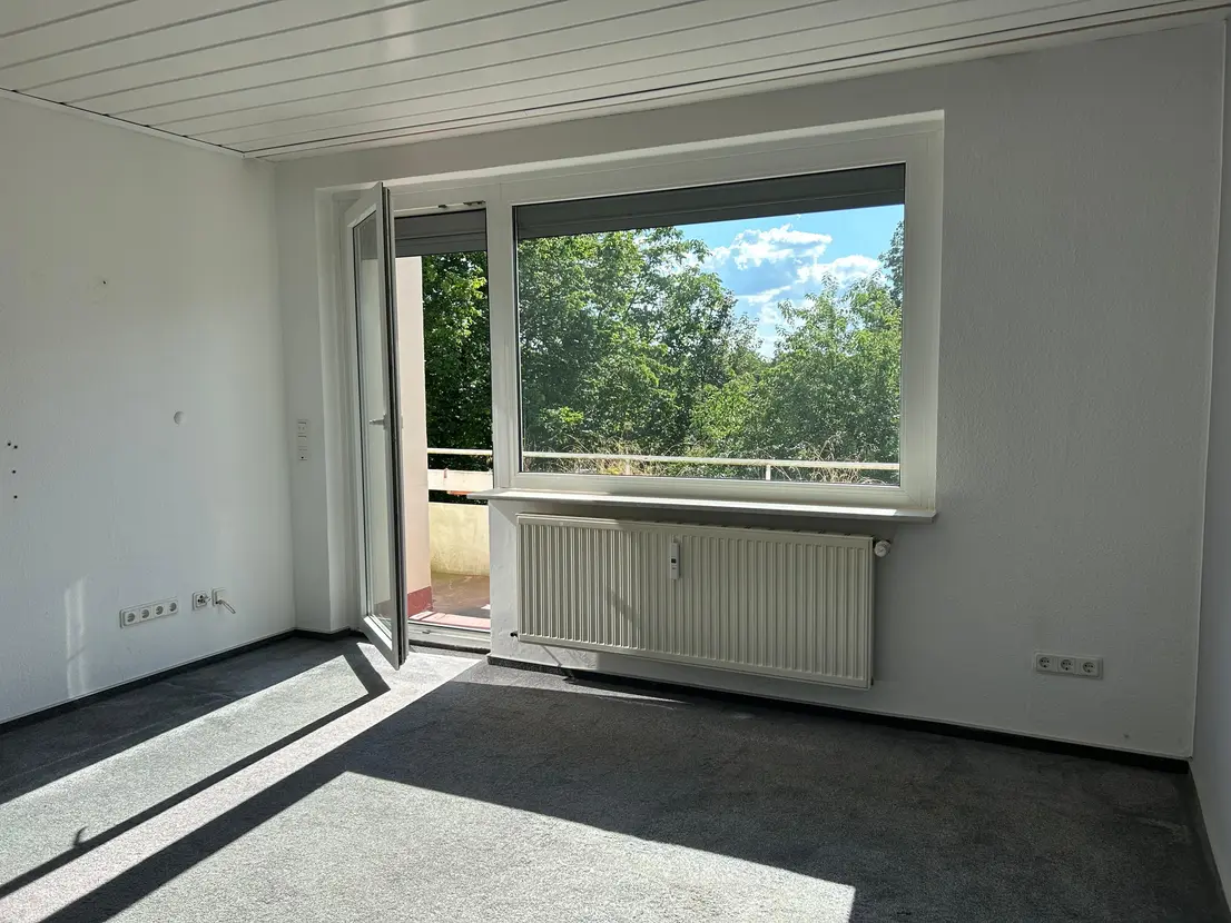 Wohnzimmer mit Balkonzugang