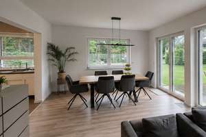 DAS PERFEKTE RAUMWUNDER !! Hochwertig ausgestattes Einfamilienhaus (KfW 55) mit großem Garten am See