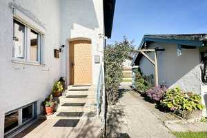 Zentrales Zweifamilienhaus mit großem Garten und drei Garagen in Nähe des Chiemsees – Rosenheim (Kreis) – Vorschaubild 2