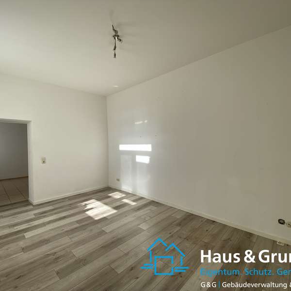 *** charmante 2-Zimmer-Wohnung - in ehem. Vorstadtvilla - kleine Terrasse - Blick ins Grüne ***