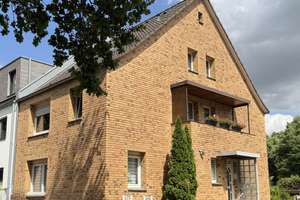 ZWEIFAMILIENHAUS MIT GARTEN, ZWEI GARAGEN UND VIELSEITIGEN NUTZUNGSMÖGLICHKEITEN