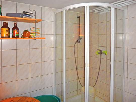 Attraktive Doppelhaushälfte mit Kamin, Pool und Sauna auf kleinem Grundstück - Bild 16