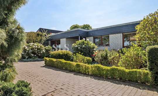 Großzügiger Bungalow am Feldrand mit über 200 m² Wohnfläche, Kamin, Garten und wertiger Ausstattung