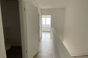 Wohn(t)raum auf zwei Etagen mit Design-Bodenbelag // ZG EG/1.OG Wohnung 12 – Veilchenweg 5 L, 38446 Hellwinkel, Wolfsburg – Vorschaubild 4